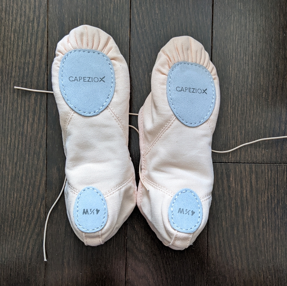 Capezio Womens 2028 Canvas Juliet Ballet Slipper/Shoe, 4.5 Wide (4 1/2 W) - Picture 2 of 5